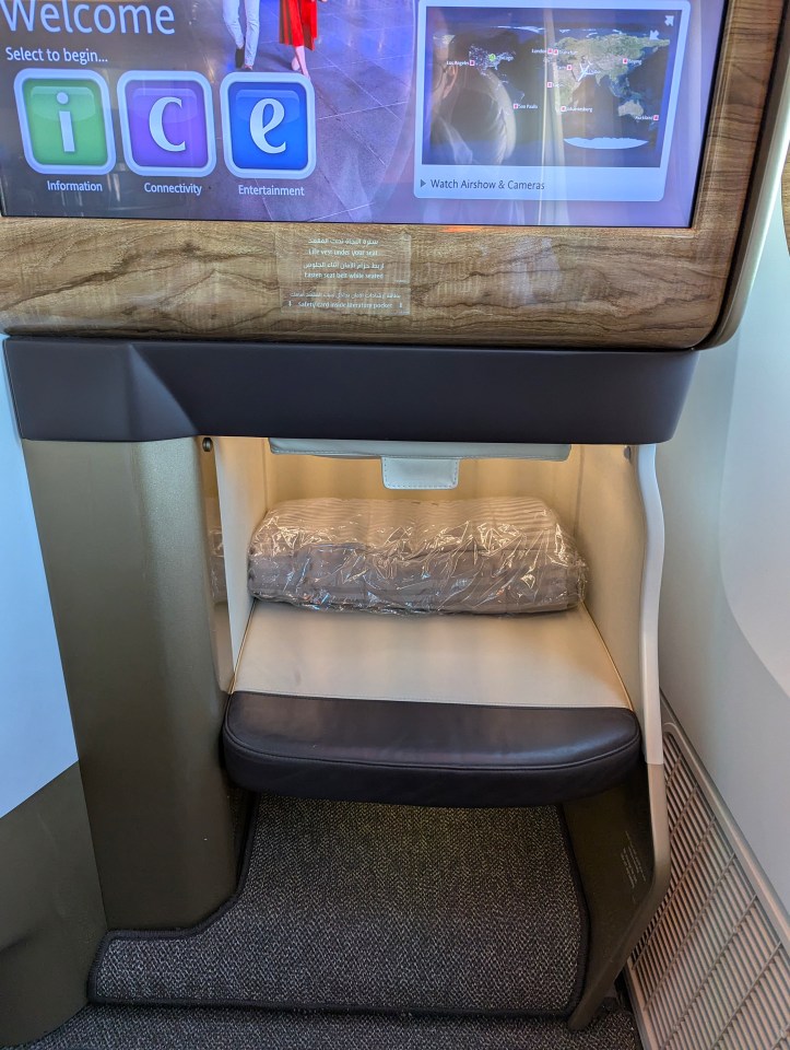 Emirates Airlines business class footwell space